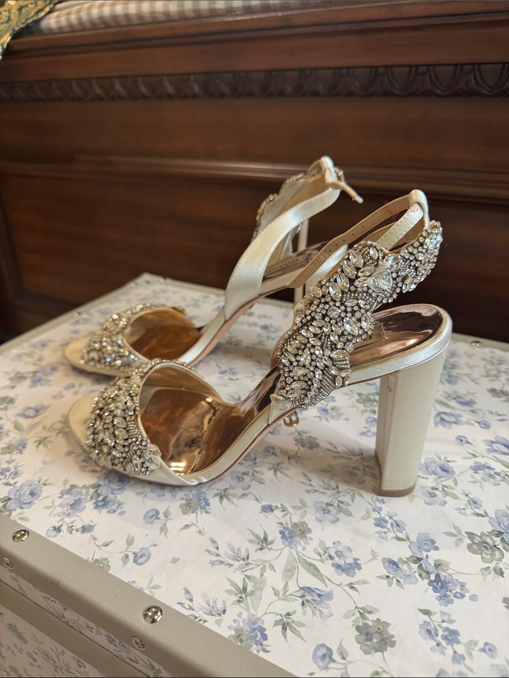 Badgley Mischka size 9 Wedding Embellished Ivory Block Heels